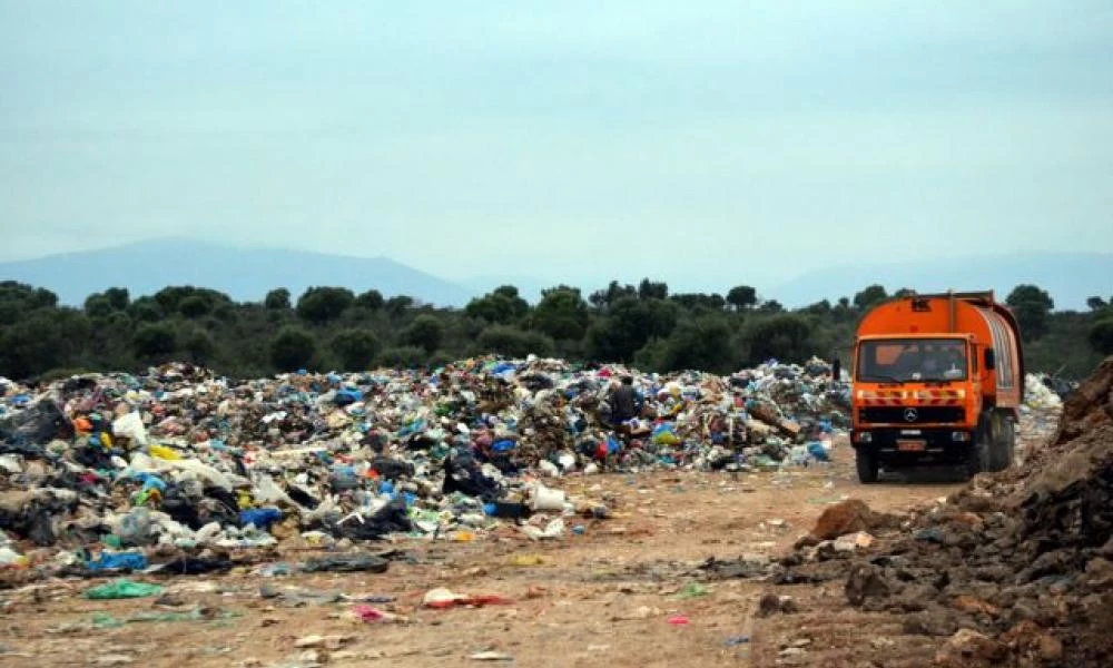 Συναγερμός στην χωματερή του Ασπροπύργου: Αναδύονται τοξικοί καπνοί από το έδαφος
